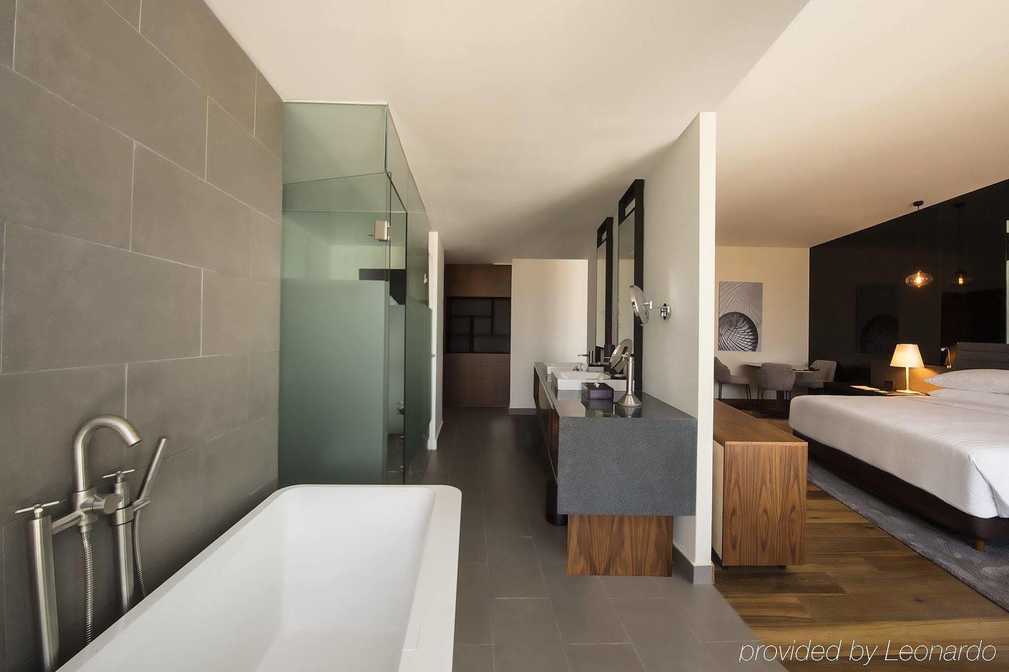 Fiesta Americana Monterrey Pabellon M. Buitenkant foto A bathroom at the Hotel