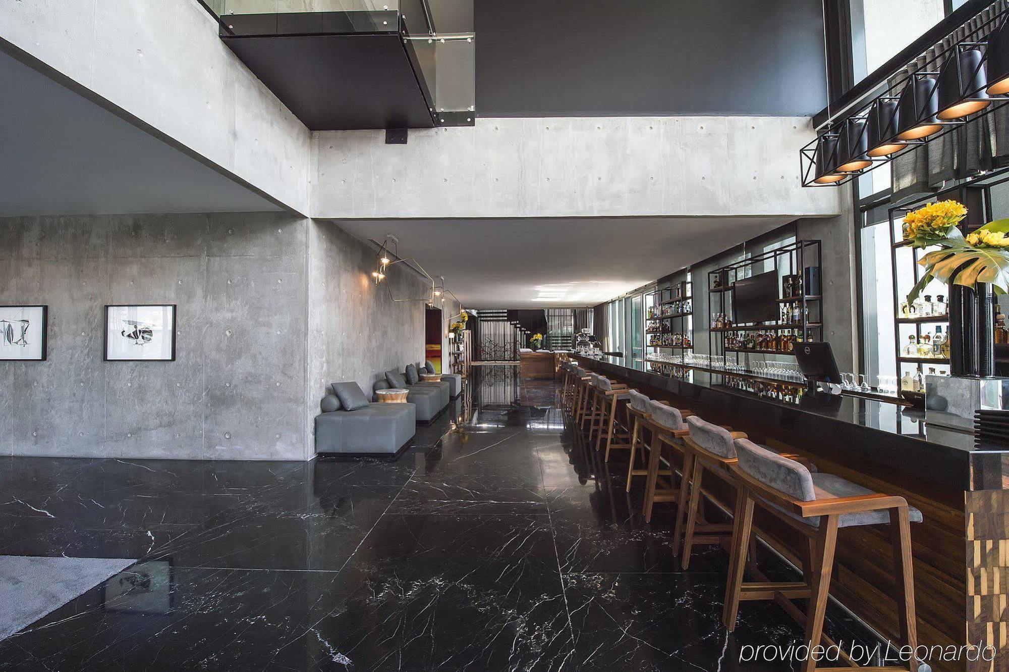 Fiesta Americana Monterrey Pabellon M. Buitenkant foto The bar at the 1018