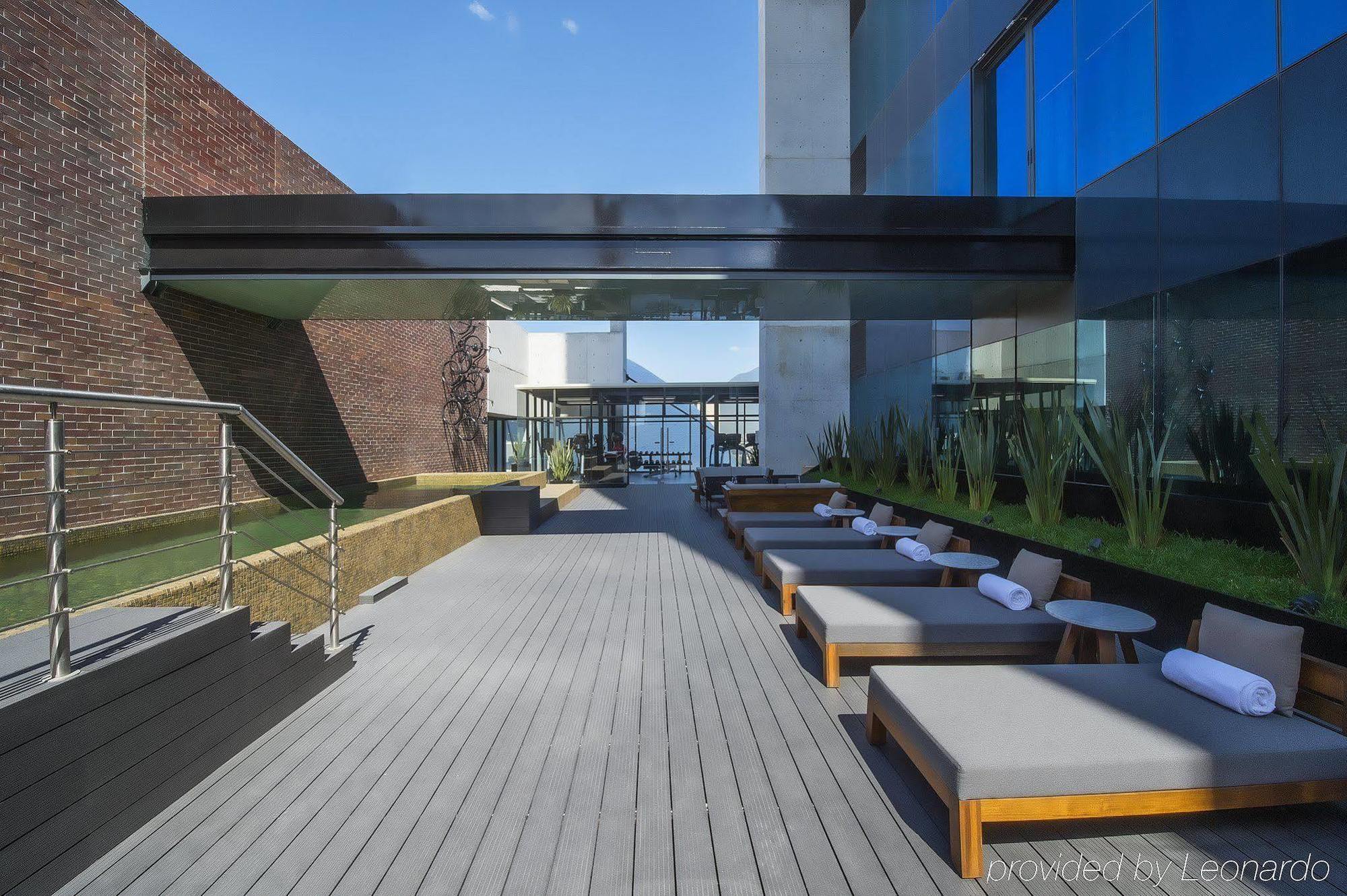 Fiesta Americana Monterrey Pabellon M. Buitenkant foto The rooftop pool at the hotel